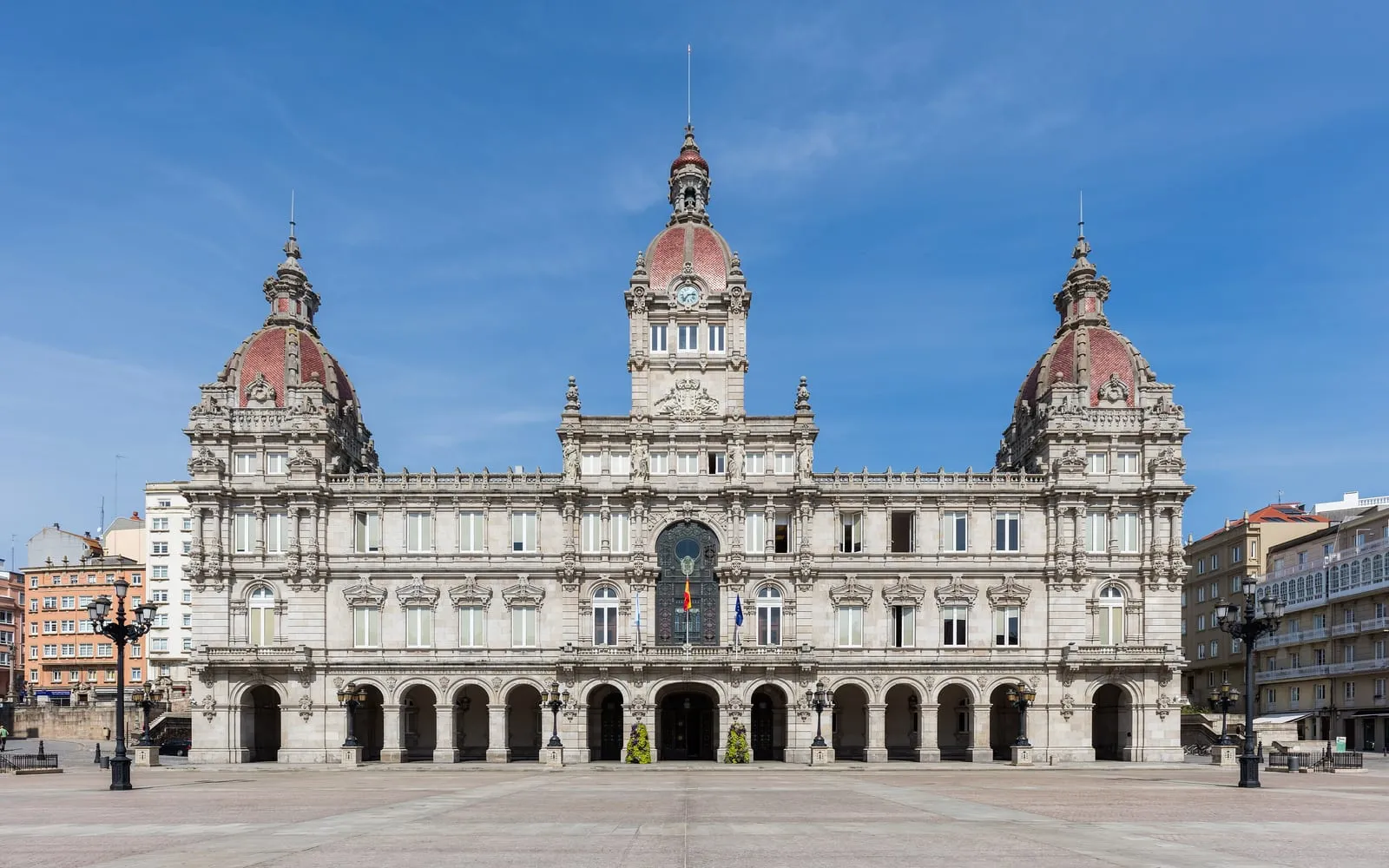 Imagen urbana representativa para la guía de desatascos en A Coruña