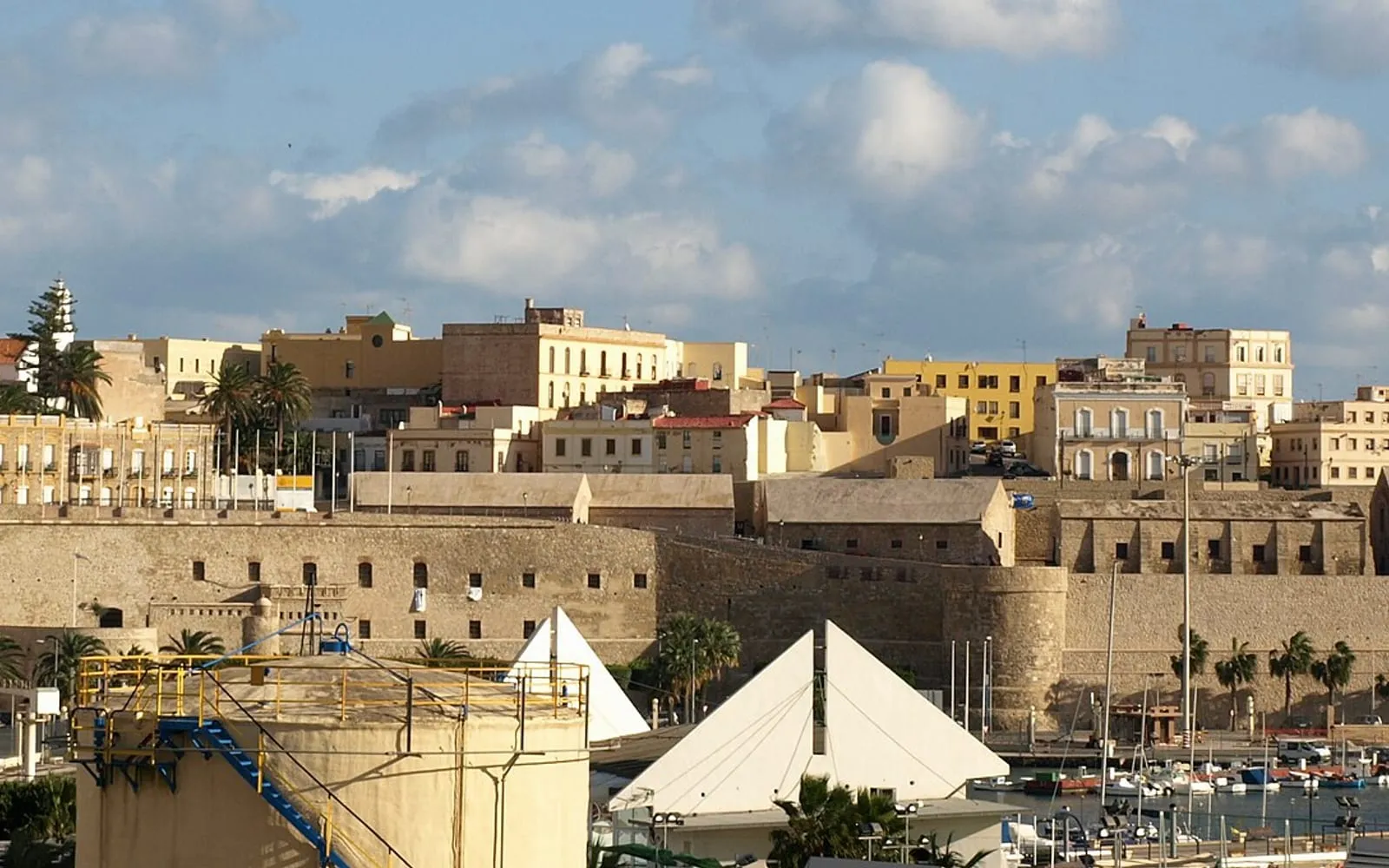 Imagen urbana representativa para la guía de desatascos en Melilla